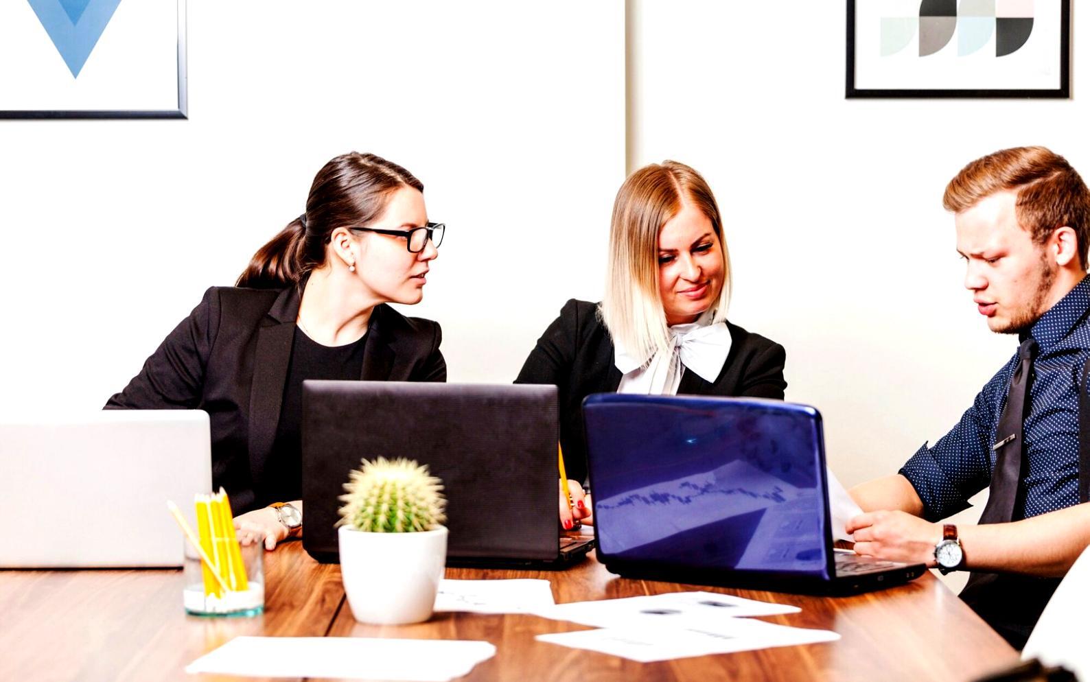 Gruppenarbeit im Finanzworkshop mit Teilnehmern am Tisch